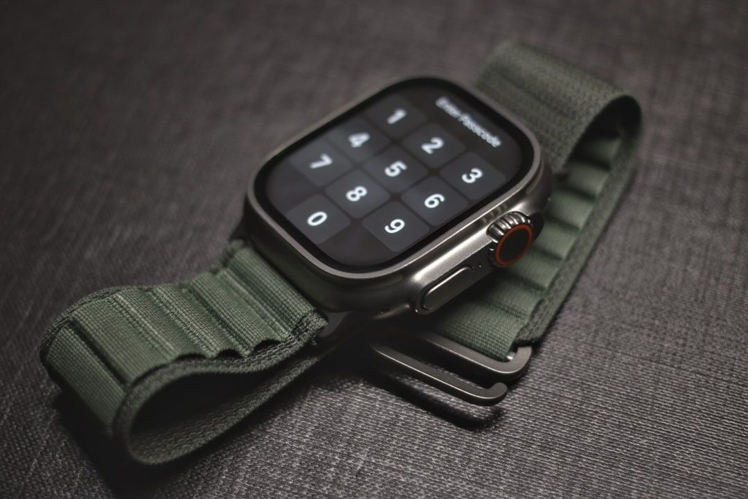 Smartklocka med mörkgrönt nylonarmband och numeriskt lösenkodstangentbord
